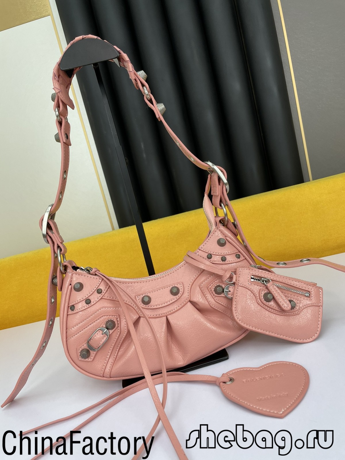 Balenciaga shoulder bag replica: Le Cagole (2022 edition)-Tulaga sili ona lelei Fake Louis Vuitton Bag Faleoloa i luga ole laiga, Replica designer bag ru