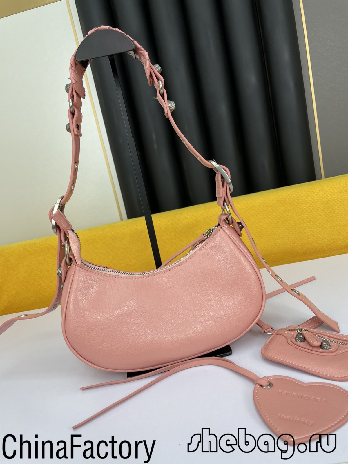 Balenciaga shoulder bag replica: Le Cagole (2022 edition)-Tulaga sili ona lelei Fake Louis Vuitton Bag Faleoloa i luga ole laiga, Replica designer bag ru