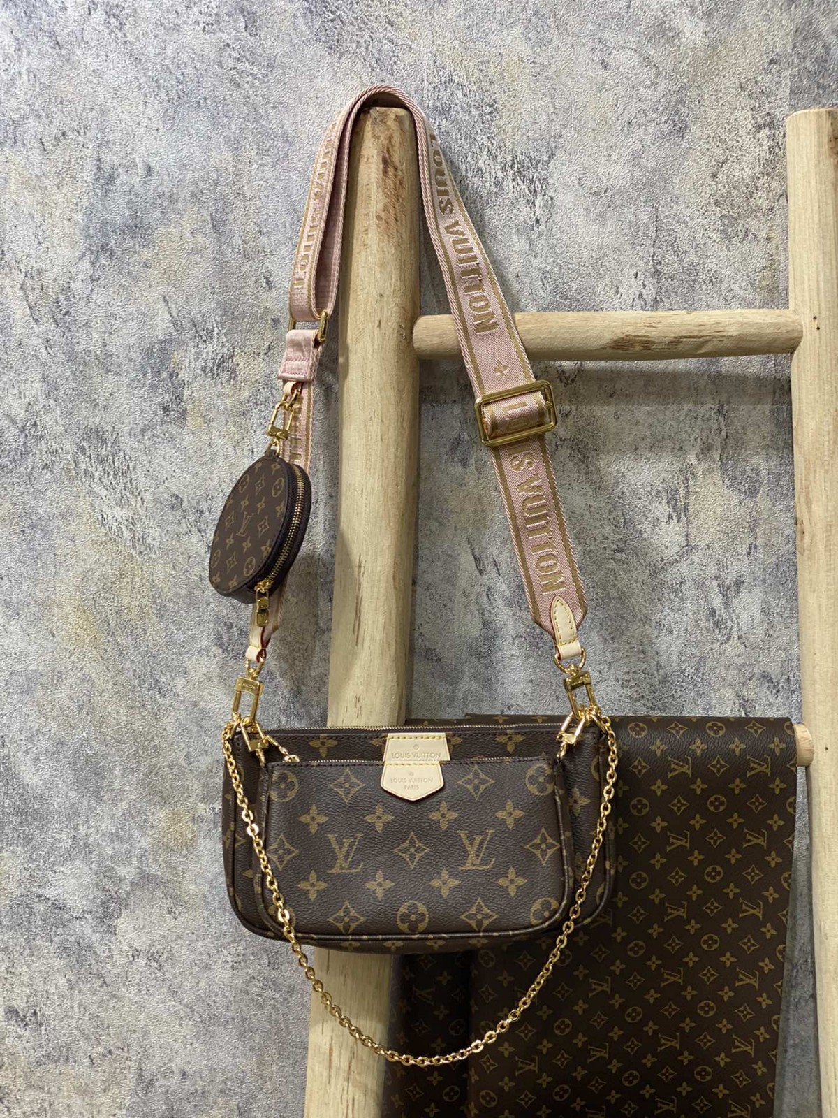 ¿Cómo puedo comprar una réplica de la correa de un bolso Louis Vuitton en línea?