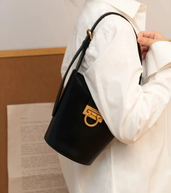 Awọn ami iyasọtọ 6 ti o niye julọ awọn baagi ajọra lati ra isubu yii ati igba otutu (Ẹya 2022) -Ile Didara to dara julọ Fake Louis Vuitton Bag Online Ile-itaja, Apo apẹrẹ ajọra ru