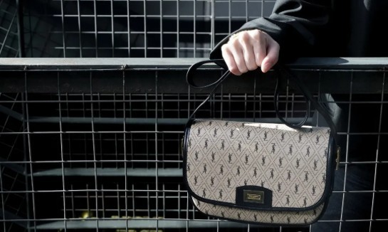 Saint Laurent Monogram All Over erreplika poltsen seriea erosteko merezi duena da (2022ko edizioa)-Kalitate onenaren Louis Vuitton poltsa faltsuen lineako denda, diseinatzaileen erreplika poltsa ru