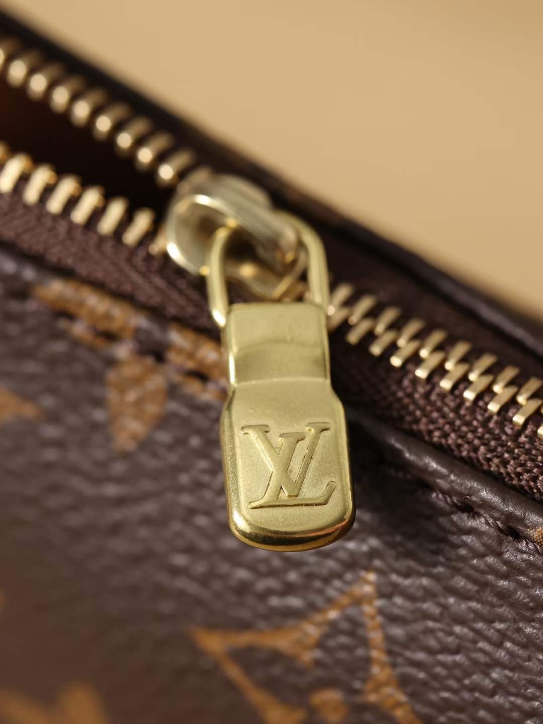 Louis Vuitton M40712 Pochette Accessoires top replica bag 23.5 x 13.5 x 4 cm hardware details (2022 Edition)-Best Quality Fake designer Bag Review, Replica designer bag ru