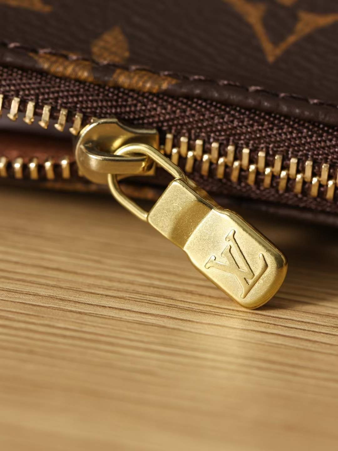 Louis Vuitton M40712 Pochette Accessoires top replica bag 23.5 x 13.5 x 4 cm hardware details (2022 Edition)-Best Quality Fake designer Bag Review, Replica designer bag ru