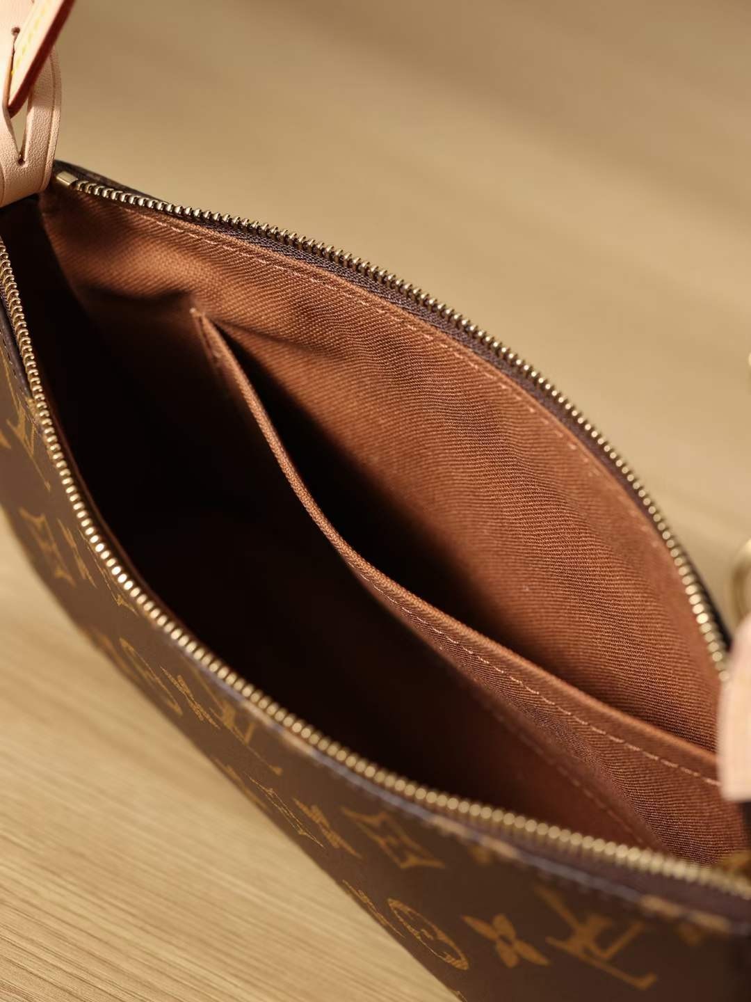 Louis Vuitton M40712 Pochette Accessoires 23.5 x 13.5 x 4 cm Inside pocket detail (2022 Special)-Best Quality Fake designer Bag Review, Replica designer bag ru