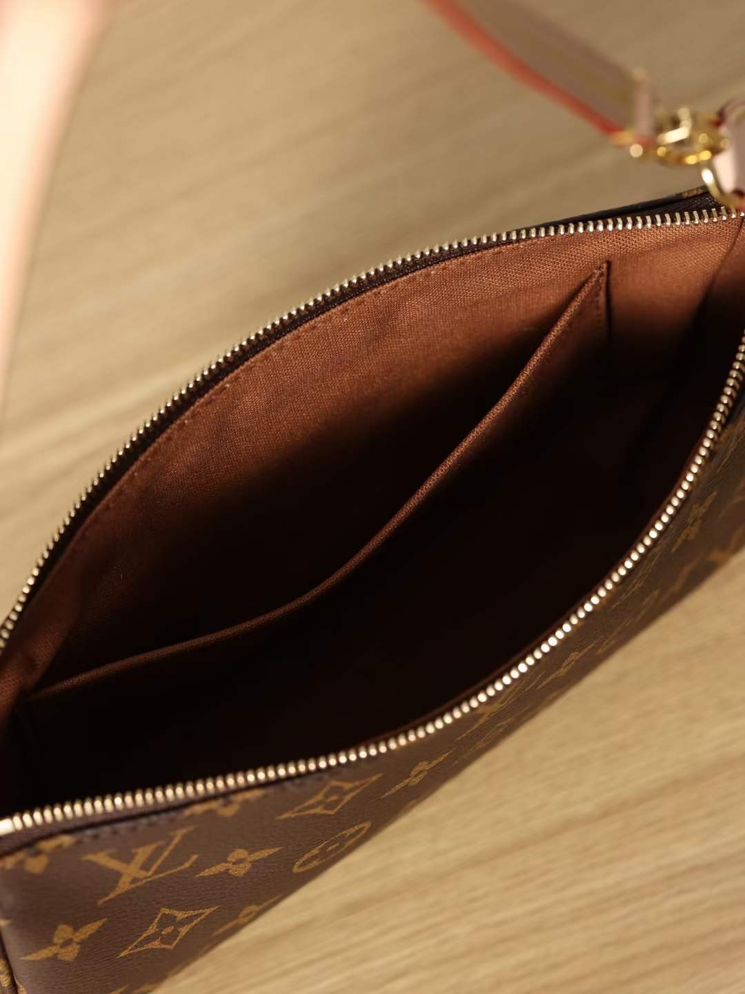 Louis Vuitton M40712 Pochette Accessoires 23.5 x 13.5 x 4 cm Inside pocket detail (2022 Special)-Best Quality Fake designer Bag Review, Replica designer bag ru