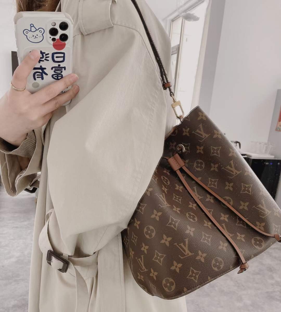 Louis Vuitton M44887 NÉONOÉ Top Replica Handbag Carrying Effect (2022 Latest)-Best Quality Fake designer Bag Review, Replica designer bag ru