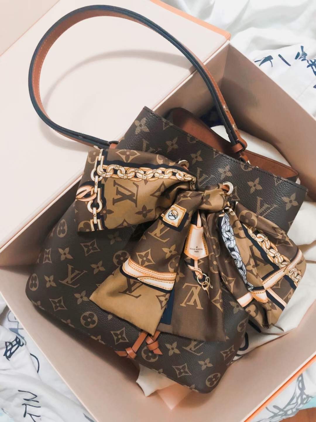 Louis Vuitton M44887 NÉONOÉ Top Replica Handbag Carrying Effect (2022 Latest)-Best Quality Fake designer Bag Review, Replica designer bag ru