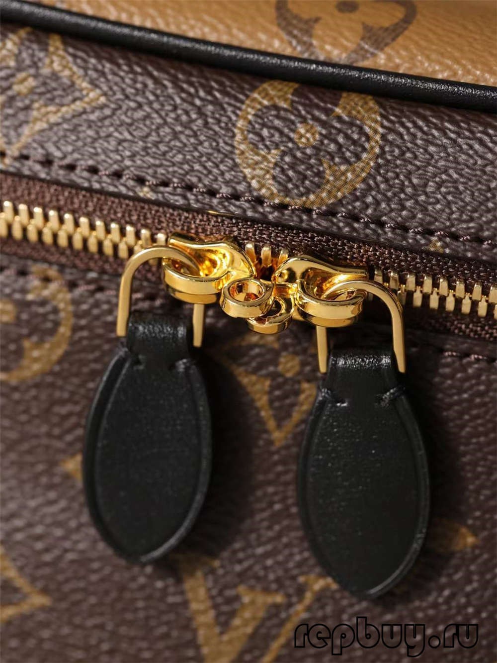 Louis Vuitton M45165 VANITY Small Top Replica Handbag Logo and Closure Detail (2022 Updated)-Tulaga sili ona lelei Fake Louis Vuitton Bag Faleoloa i luga ole laiga, Replica designer bag ru