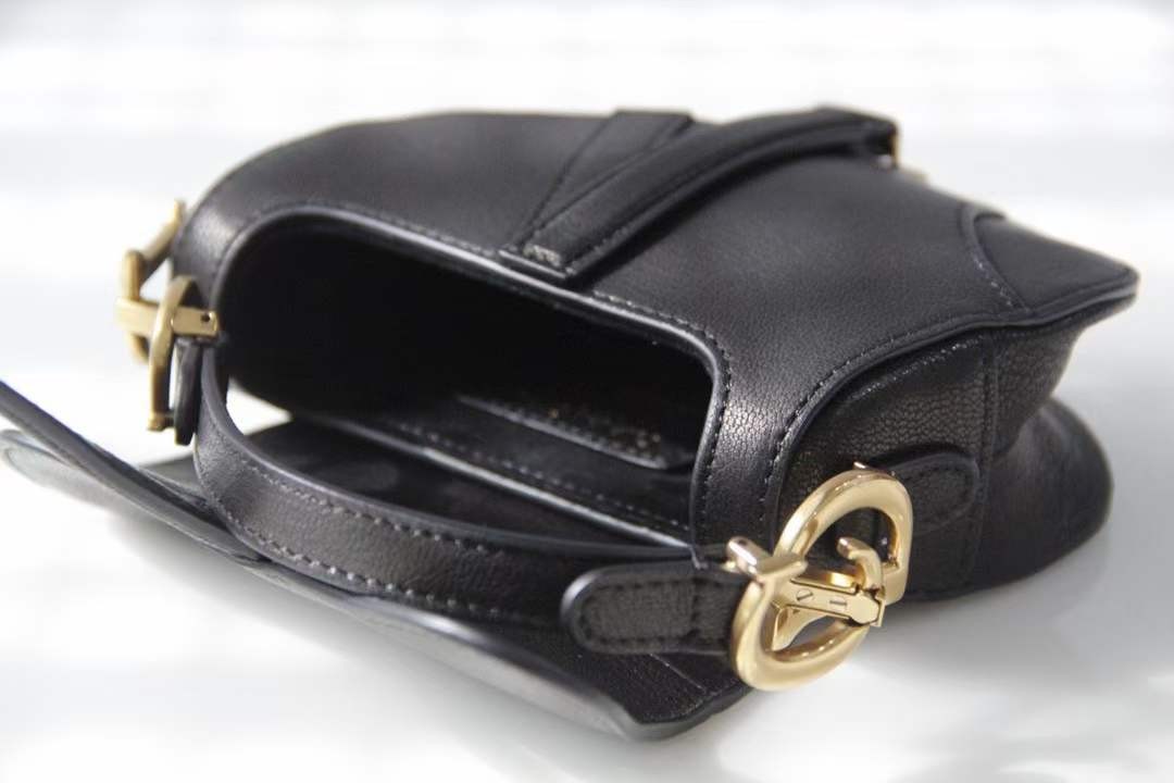 Çanta kopje e cilësisë më të mirë Dior Saddle Black (2022 e përditësuar)-Dyqani në internet i çantave të rreme Louis Vuitton me cilësi më të mirë, çanta modeli kopje ru