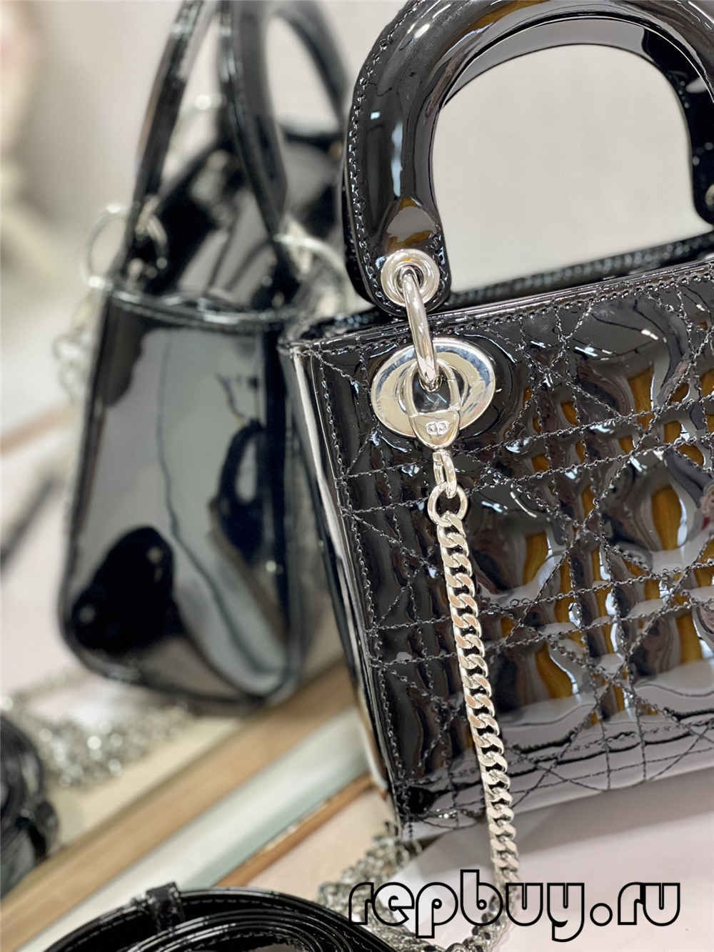 Lady Dior Black патентын арьс Хамгийн сайн чанарын хуулбар цүнх (хамгийн сүүлийн 2022)-Шилдэг чанарын хуурамч Louis Vuitton цүнх онлайн дэлгүүр, Replica дизайнер цүнх ru