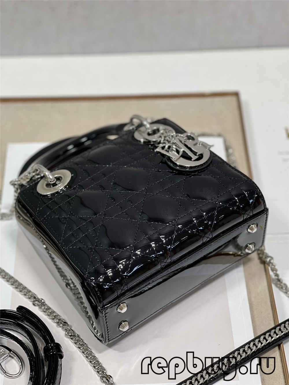 Lady Dior Black патенттик булгаарыдан жасалган Эң сапаттуу Реплика сумкалар (акыркы 2022)-Best Quality Fake Louis Vuitton сумка онлайн дүкөнү, Replica дизайнер сумка ru