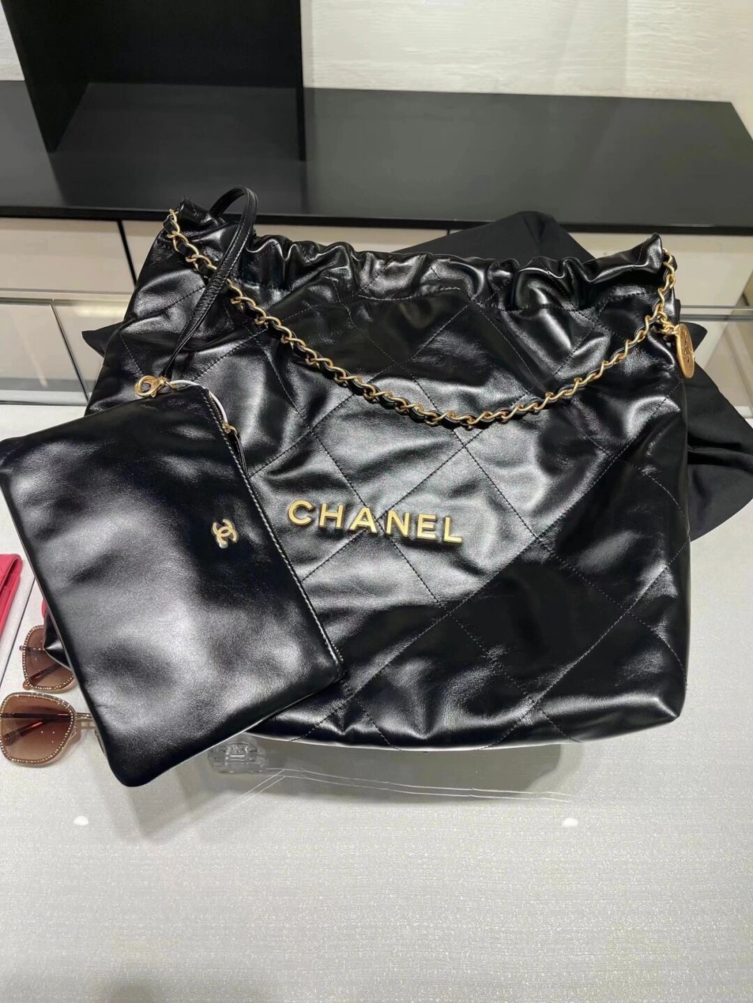 How good quality is a Chanel 22 fake bag？（2023 updated）-ʻOi aku ka maikaʻi o ka ʻeke Louis Vuitton ʻeke hoʻopunipuni ma ka hale kūʻai pūnaewele, ʻeke hoʻolālā kope ru