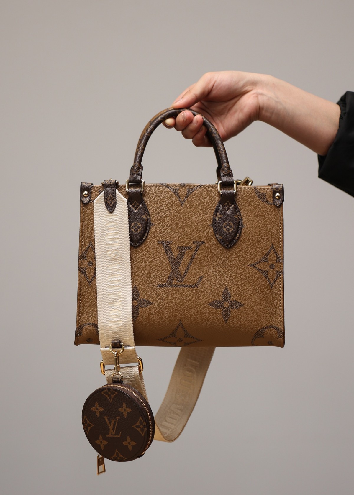 How good quality is a Shebag M46373 ONTHEGO small size?(2023 style with wide shoulder straps)-Legjobb minőségű hamis Louis Vuitton táska online áruház, replika designer táska ru