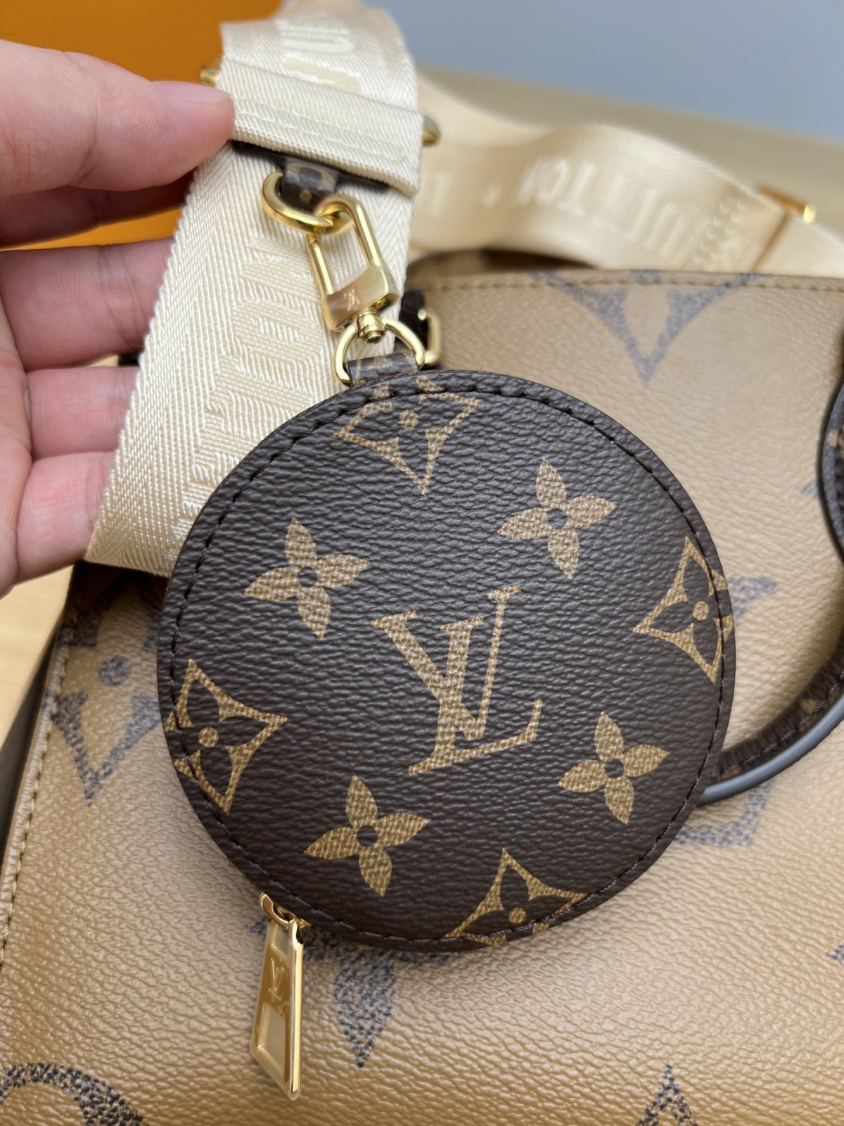 How good quality is a Shebag M46373 ONTHEGO small size?(2023 style with wide shoulder straps)-Legjobb minőségű hamis Louis Vuitton táska online áruház, replika designer táska ru