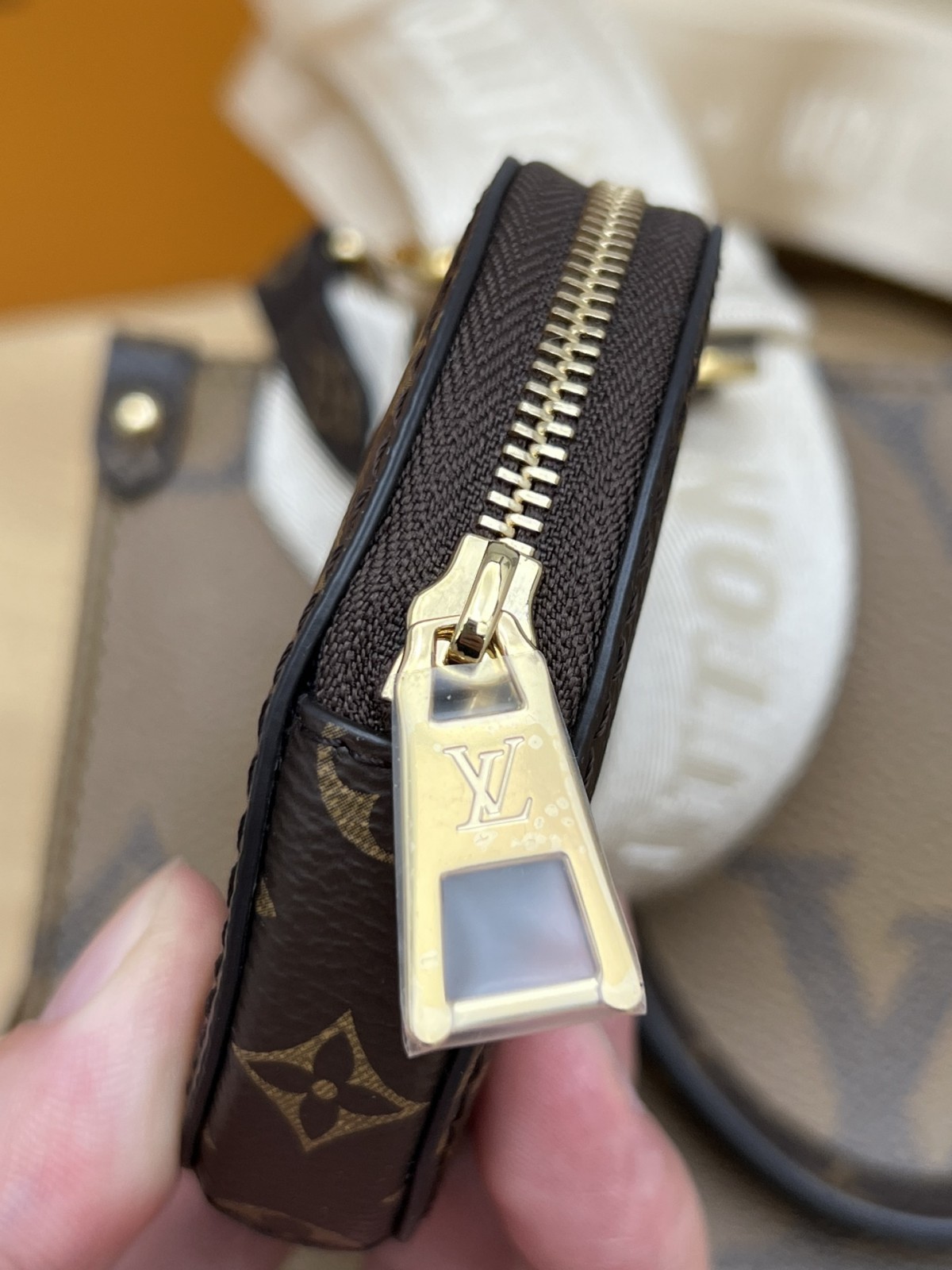 How good quality is a Shebag M46373 ONTHEGO small size?(2023 style with wide shoulder straps)-Интернет-магазин поддельной сумки Louis Vuitton лучшего качества, копия дизайнерской сумки ru