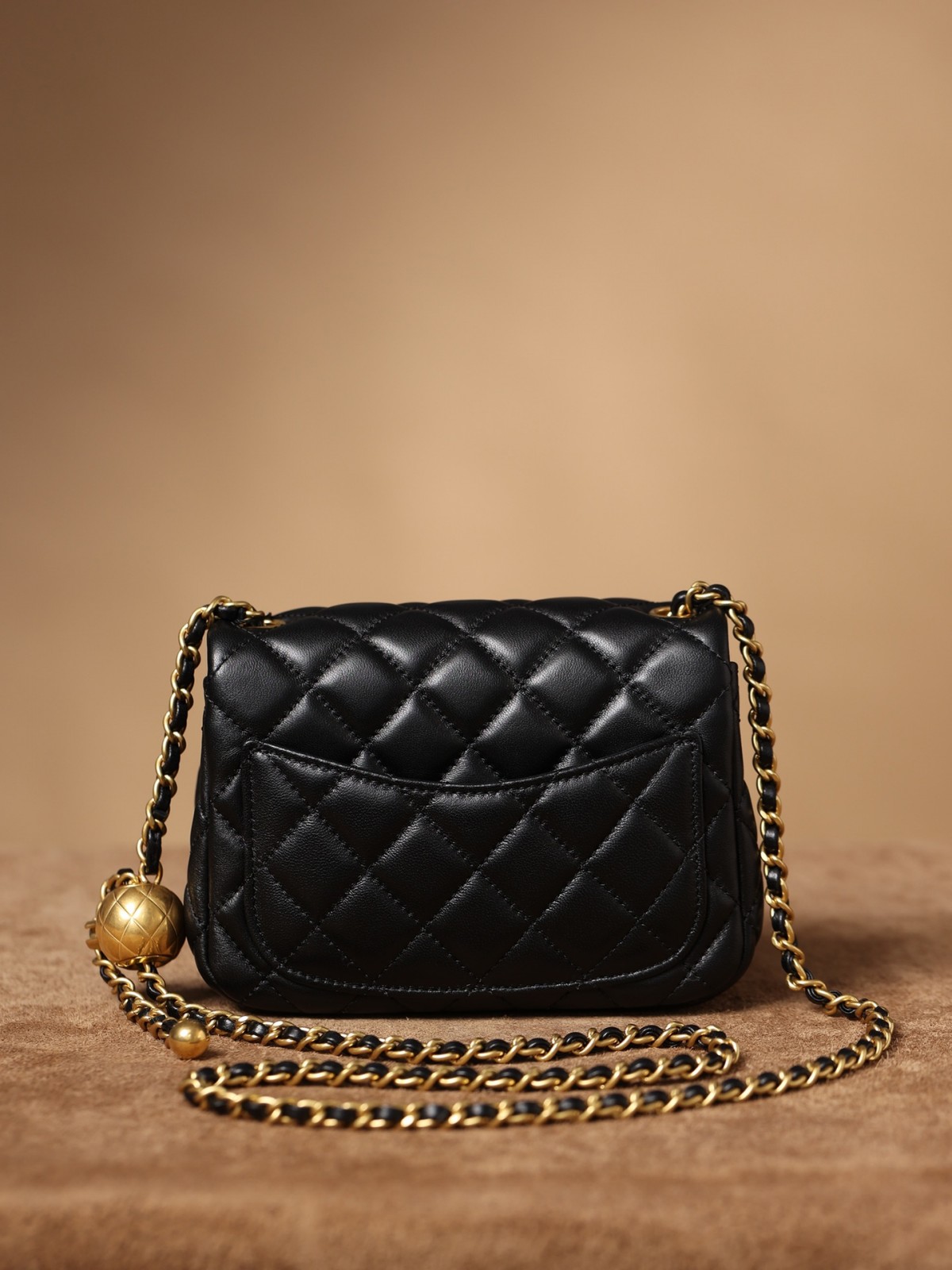 How good quality is a Shebag Chanel Classic flap mini bag of lambskin with golden ball（2023 Week 35）-בעסטער קוואַליטעט שווינדל לוי ווויטטאָן באַג אָנליין קראָם, רעפּליקע דיזיינער זעקל רו