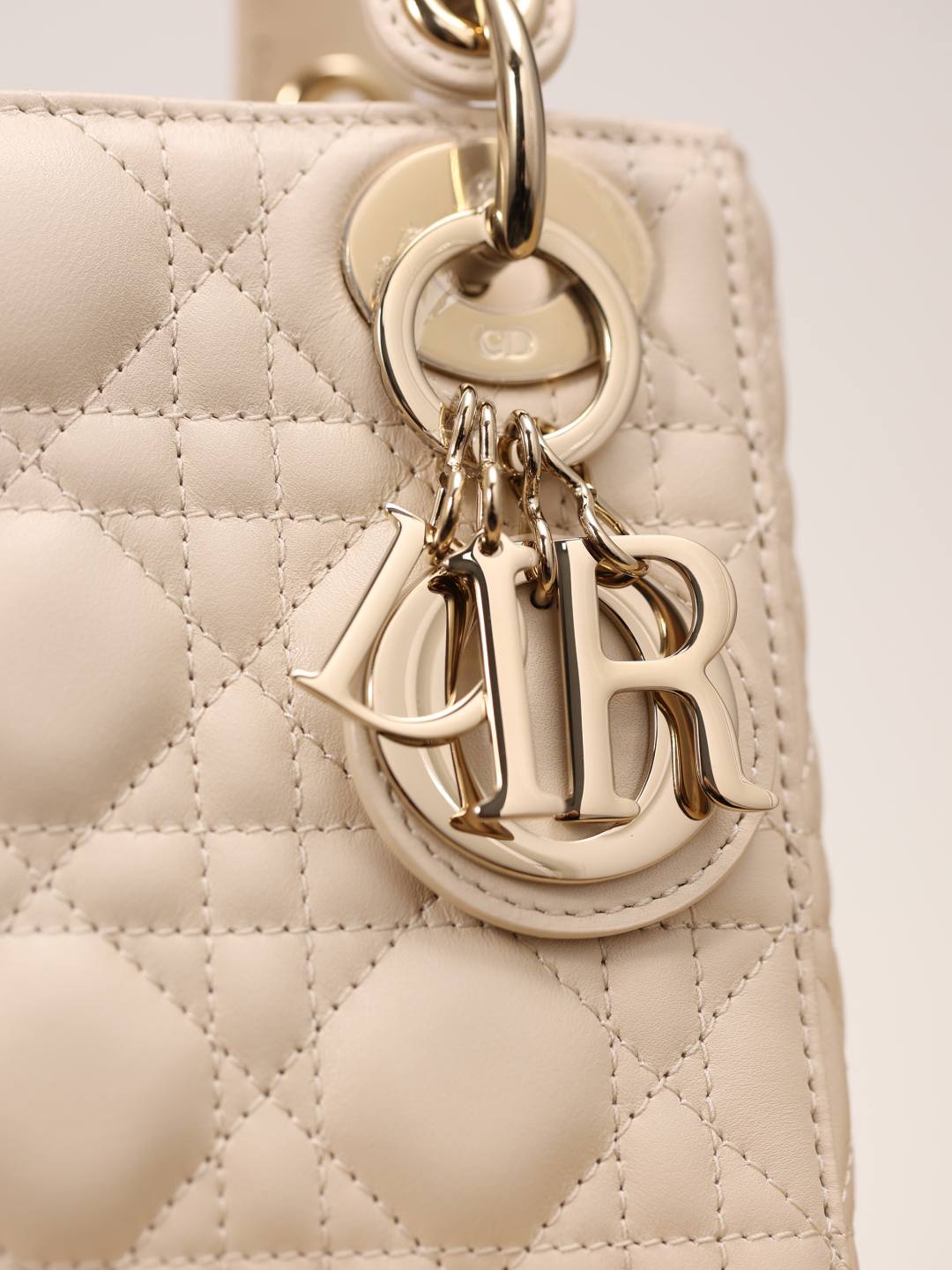 Shebag Super replica Lady Dior bag in beige review(Oct 2025 updated)-Umgangatho ogqwesileyo woMgangatho weFake weLouis Vuitton kwiVenkile ye-Intanethi, ibhegi yomyili weReplica ru