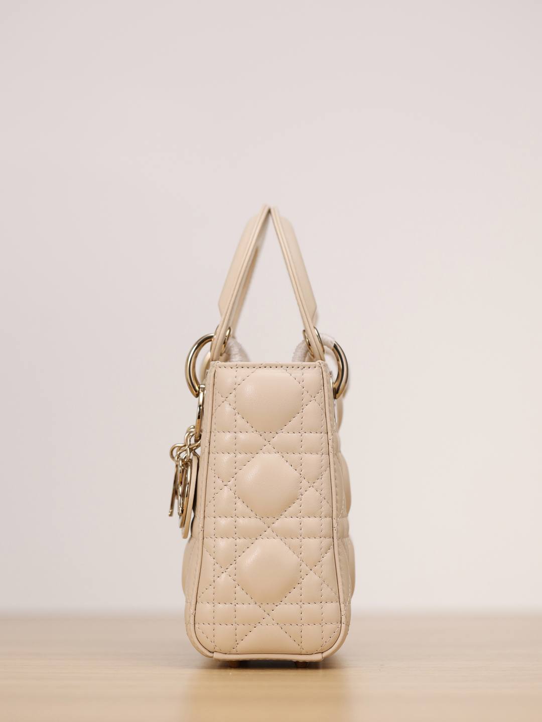 Shebag Super replica Lady Dior bag in beige review(Oct 2025 updated)-Umgangatho ogqwesileyo woMgangatho weFake weLouis Vuitton kwiVenkile ye-Intanethi, ibhegi yomyili weReplica ru