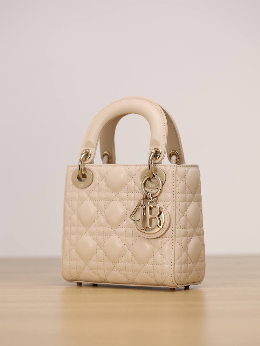 Shebag Super replica Lady Dior bag in beige review(Oct 2025 updated)-Umgangatho ogqwesileyo woMgangatho weFake weLouis Vuitton kwiVenkile ye-Intanethi, ibhegi yomyili weReplica ru