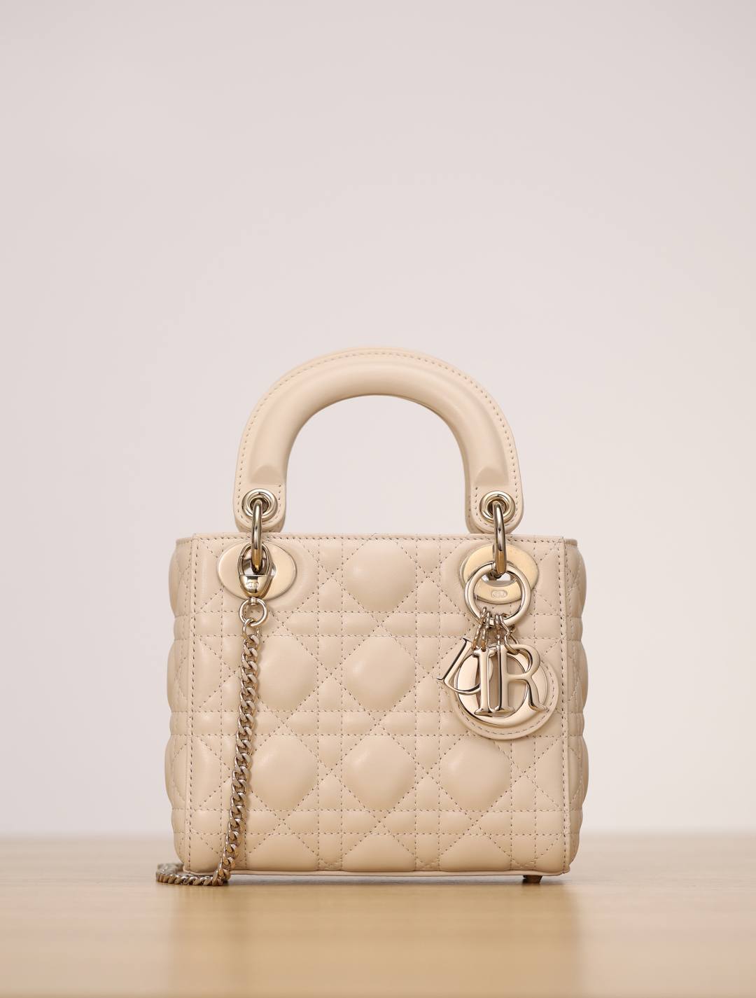 Shebag Super replica Lady Dior bag in beige review(Oct 2025 updated)-Umgangatho ogqwesileyo woMgangatho weFake weLouis Vuitton kwiVenkile ye-Intanethi, ibhegi yomyili weReplica ru