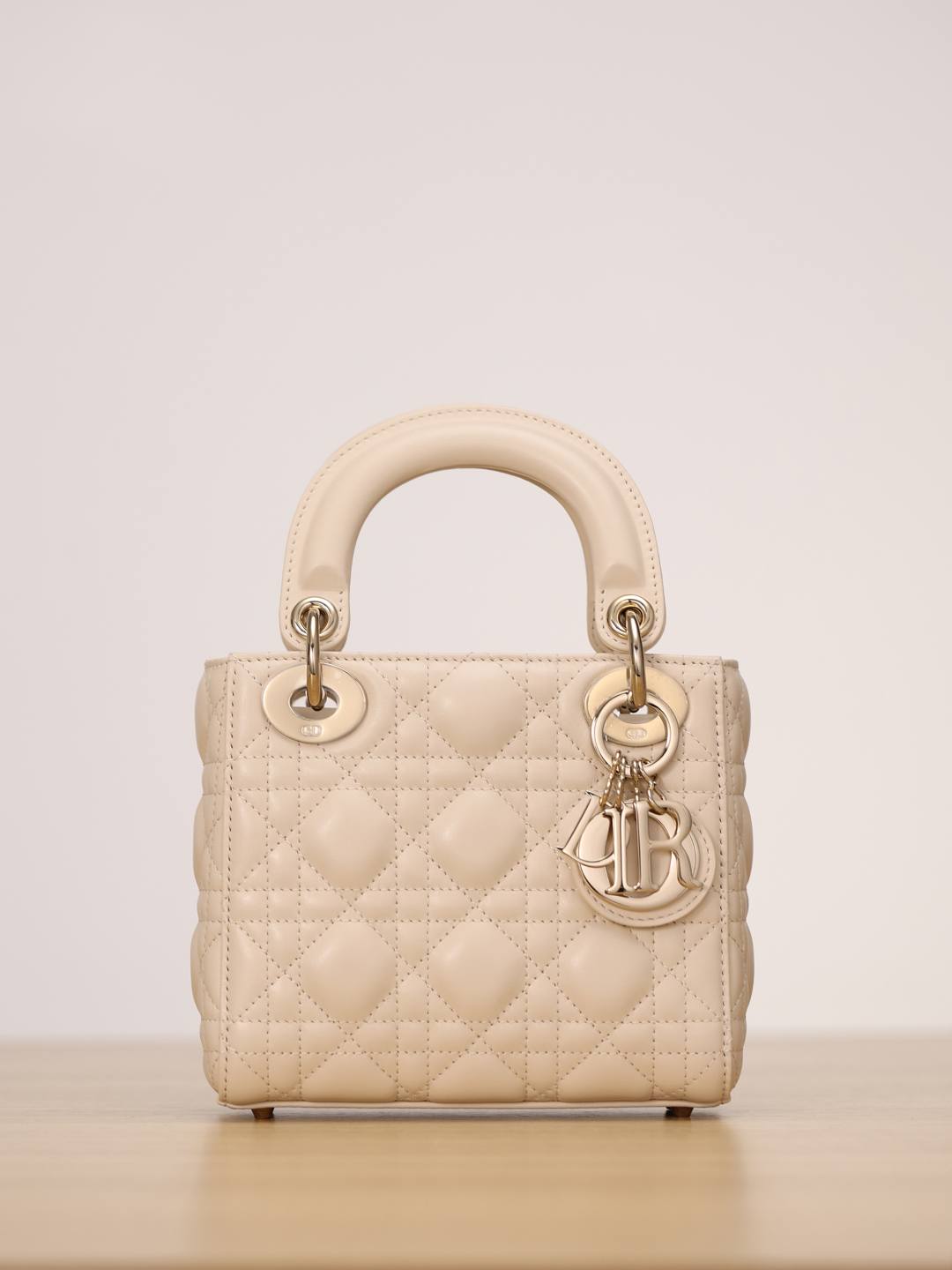 Shebag Super replica Lady Dior bag in beige review(Oct 2025 updated)-Umgangatho ogqwesileyo woMgangatho weFake weLouis Vuitton kwiVenkile ye-Intanethi, ibhegi yomyili weReplica ru