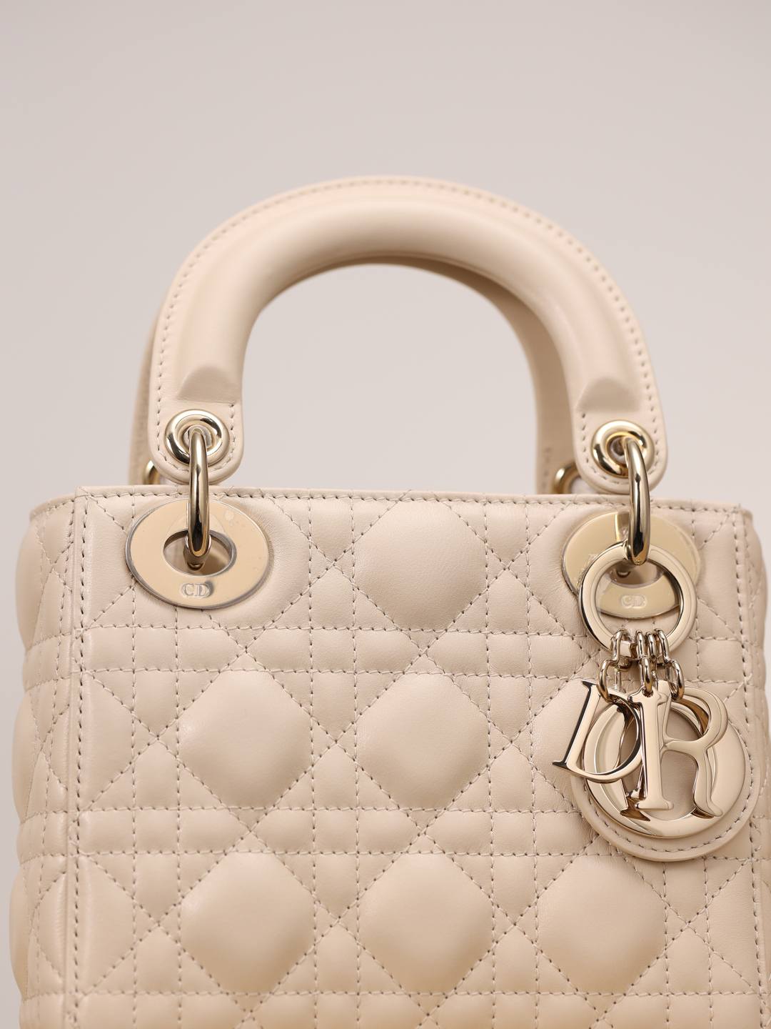 Shebag Super replica Lady Dior bag in beige review(Oct 2025 updated)-Umgangatho ogqwesileyo woMgangatho weFake weLouis Vuitton kwiVenkile ye-Intanethi, ibhegi yomyili weReplica ru