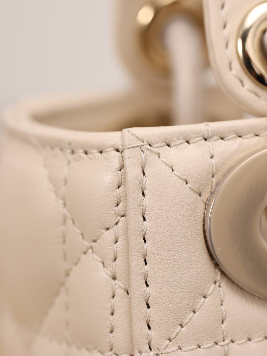 Shebag Super replica Lady Dior bag in beige review(Oct 2025 updated)-Umgangatho ogqwesileyo woMgangatho weFake weLouis Vuitton kwiVenkile ye-Intanethi, ibhegi yomyili weReplica ru