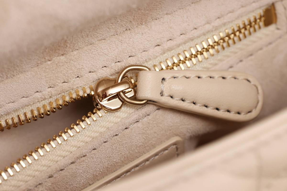 Shebag Super replica Lady Dior bag in beige review(Oct 2025 updated)-Umgangatho ogqwesileyo woMgangatho weFake weLouis Vuitton kwiVenkile ye-Intanethi, ibhegi yomyili weReplica ru