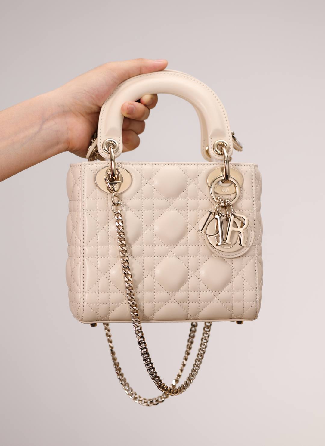 Shebag Super replica Lady Dior bag in beige review(Oct 2025 updated)-Umgangatho ogqwesileyo woMgangatho weFake weLouis Vuitton kwiVenkile ye-Intanethi, ibhegi yomyili weReplica ru