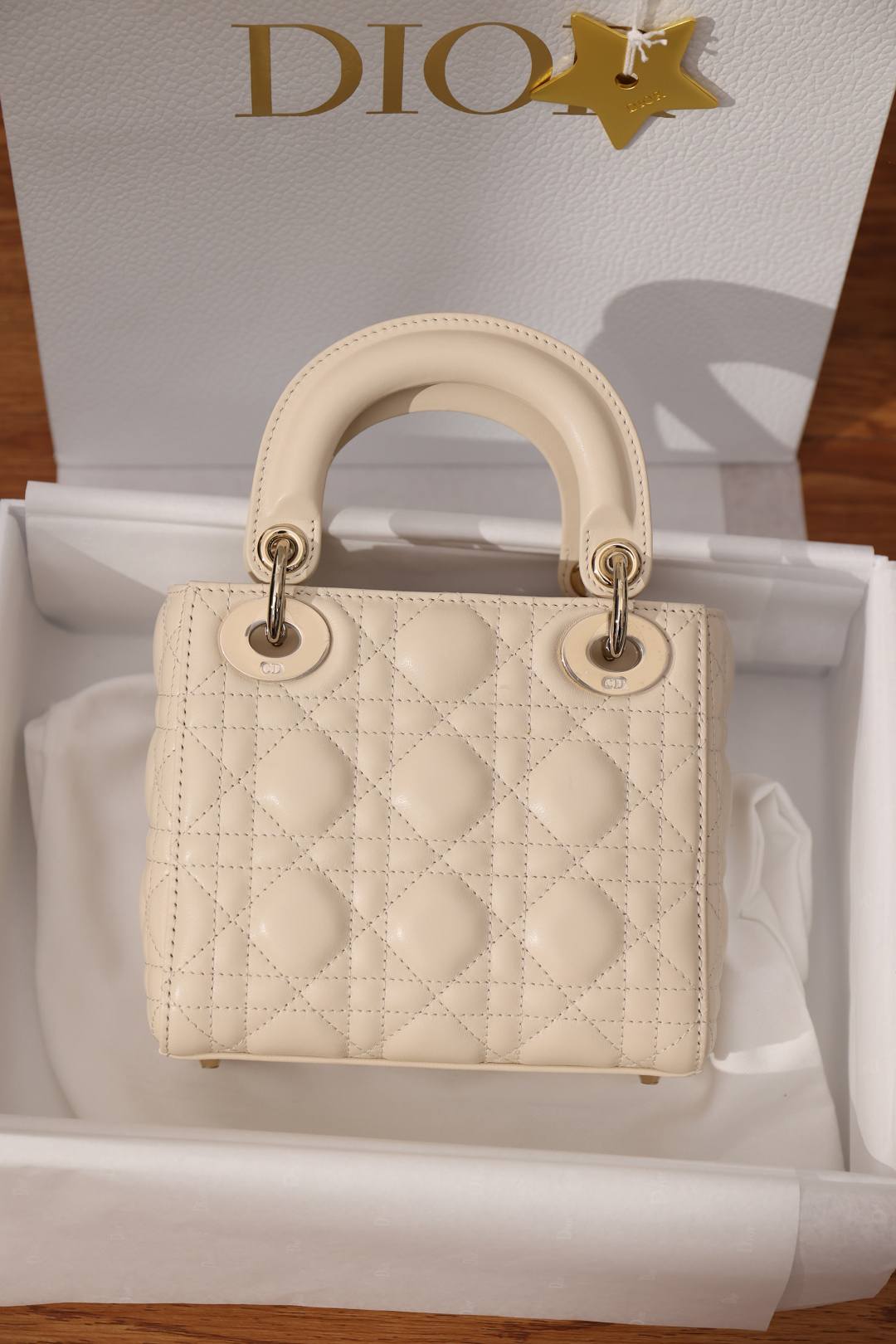 Shebag Super replica Lady Dior bag in beige review(Oct 2025 updated)-Umgangatho ogqwesileyo woMgangatho weFake weLouis Vuitton kwiVenkile ye-Intanethi, ibhegi yomyili weReplica ru