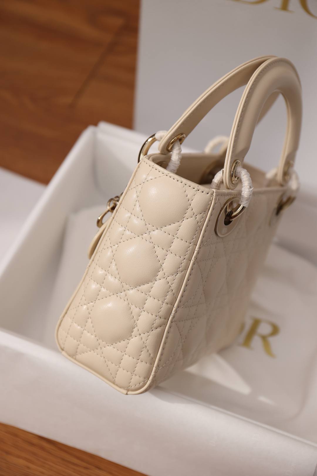 Shebag Super replica Lady Dior bag in beige review(Oct 2025 updated)-Umgangatho ogqwesileyo woMgangatho weFake weLouis Vuitton kwiVenkile ye-Intanethi, ibhegi yomyili weReplica ru