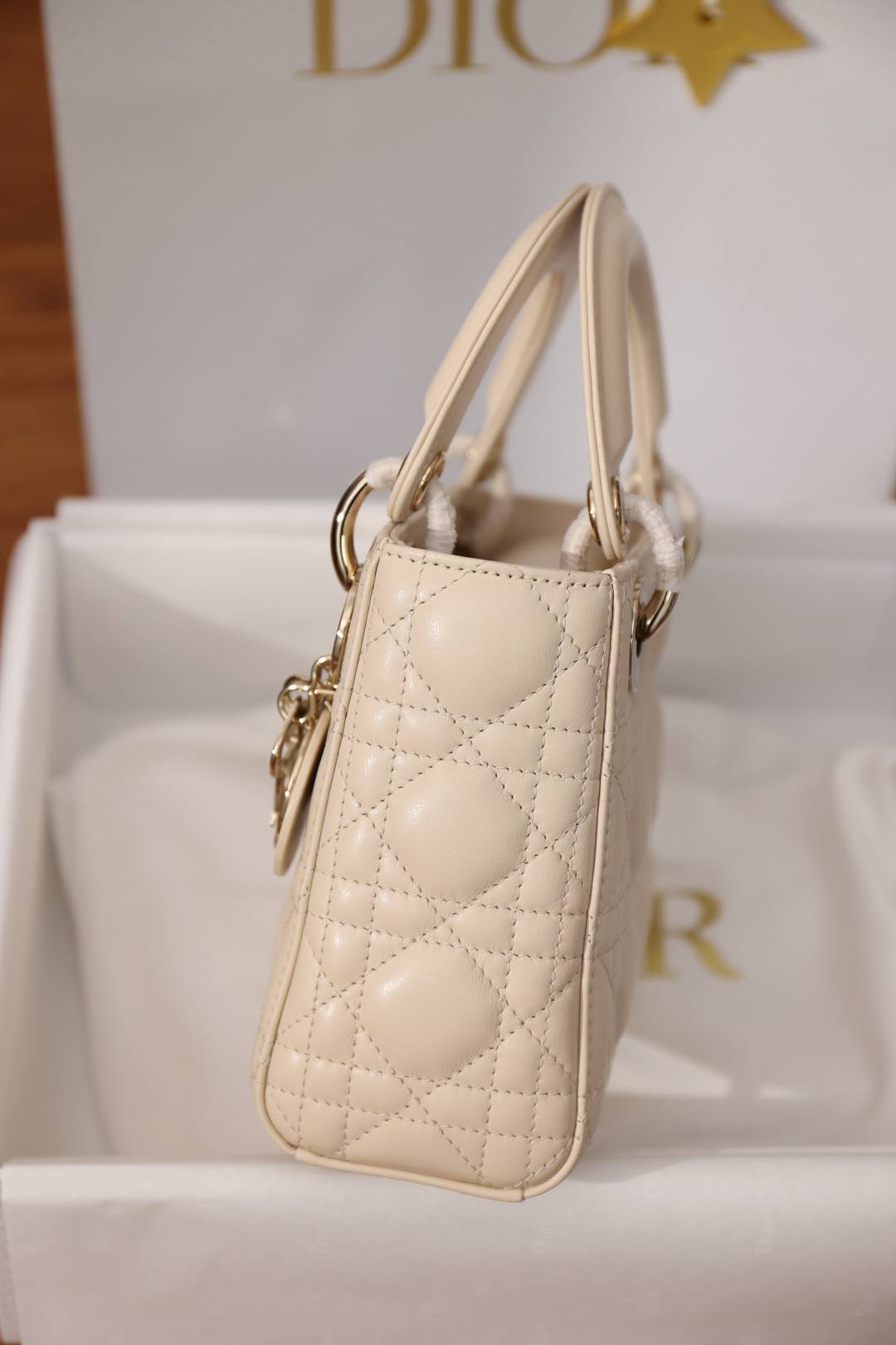 Shebag Super replica Lady Dior bag in beige review(Oct 2025 updated)-Umgangatho ogqwesileyo woMgangatho weFake weLouis Vuitton kwiVenkile ye-Intanethi, ibhegi yomyili weReplica ru