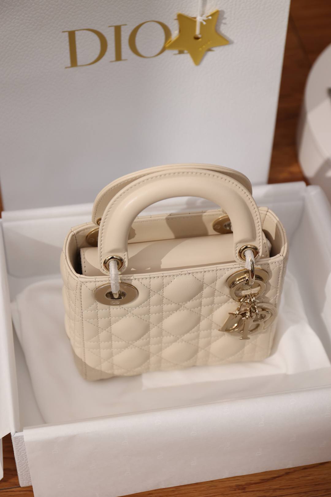 Shebag Super replica Lady Dior bag in beige review(Oct 2025 updated)-Umgangatho ogqwesileyo woMgangatho weFake weLouis Vuitton kwiVenkile ye-Intanethi, ibhegi yomyili weReplica ru
