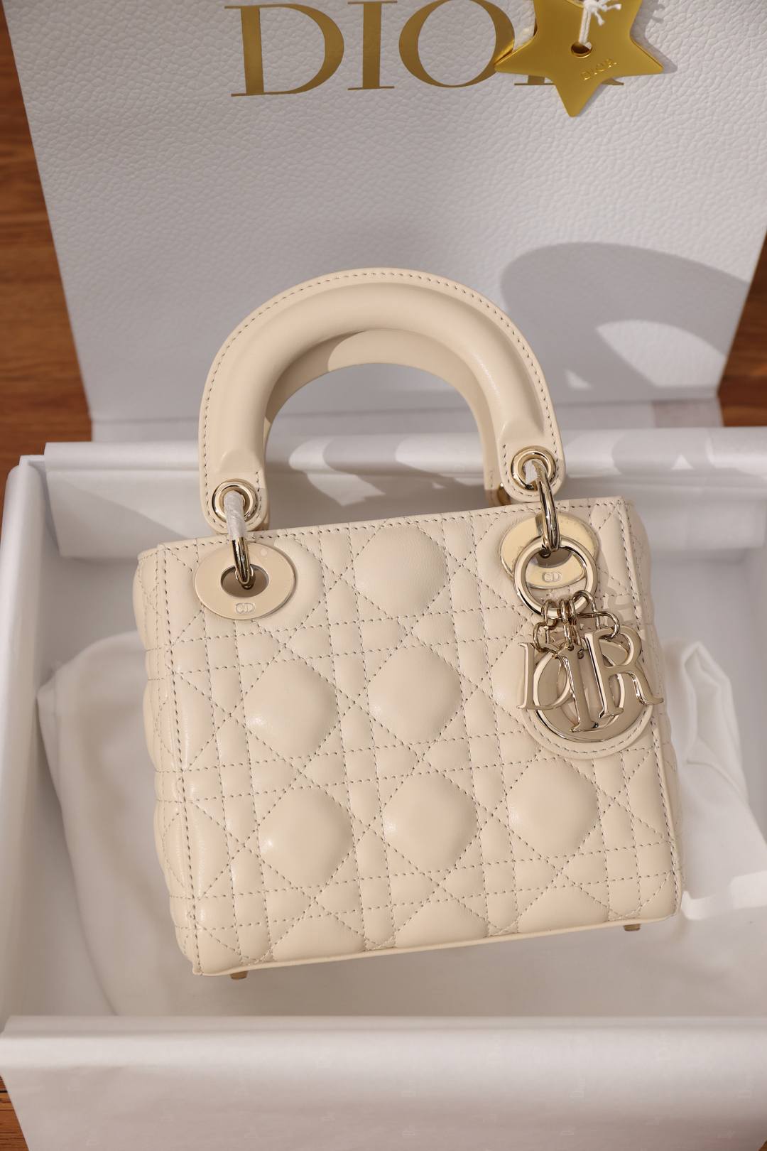 Shebag Super replica Lady Dior bag in beige review(Oct 2025 updated)-Umgangatho ogqwesileyo woMgangatho weFake weLouis Vuitton kwiVenkile ye-Intanethi, ibhegi yomyili weReplica ru
