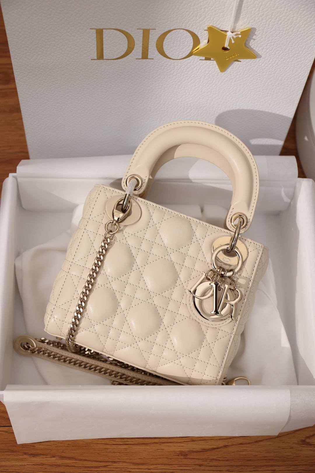 Shebag Super replica Lady Dior bag in beige review(Oct 2025 updated)-Umgangatho ogqwesileyo woMgangatho weFake weLouis Vuitton kwiVenkile ye-Intanethi, ibhegi yomyili weReplica ru