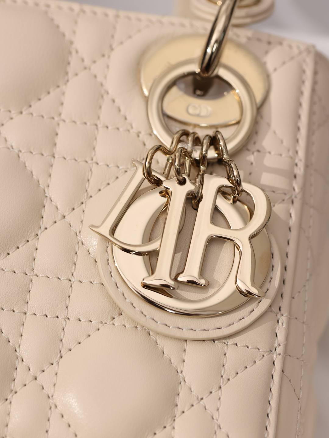 Shebag Super replica Lady Dior bag in beige review(Oct 2025 updated)-Umgangatho ogqwesileyo woMgangatho weFake weLouis Vuitton kwiVenkile ye-Intanethi, ibhegi yomyili weReplica ru