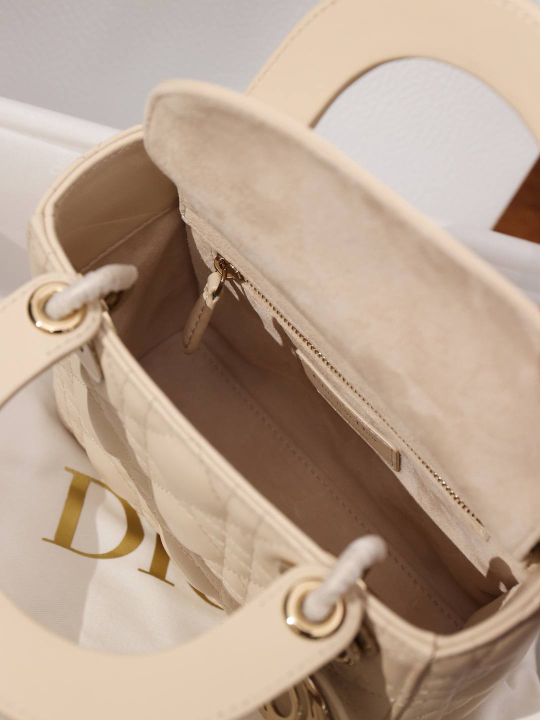 Shebag Super replica Lady Dior bag in beige review(Oct 2025 updated)-Umgangatho ogqwesileyo woMgangatho weFake weLouis Vuitton kwiVenkile ye-Intanethi, ibhegi yomyili weReplica ru