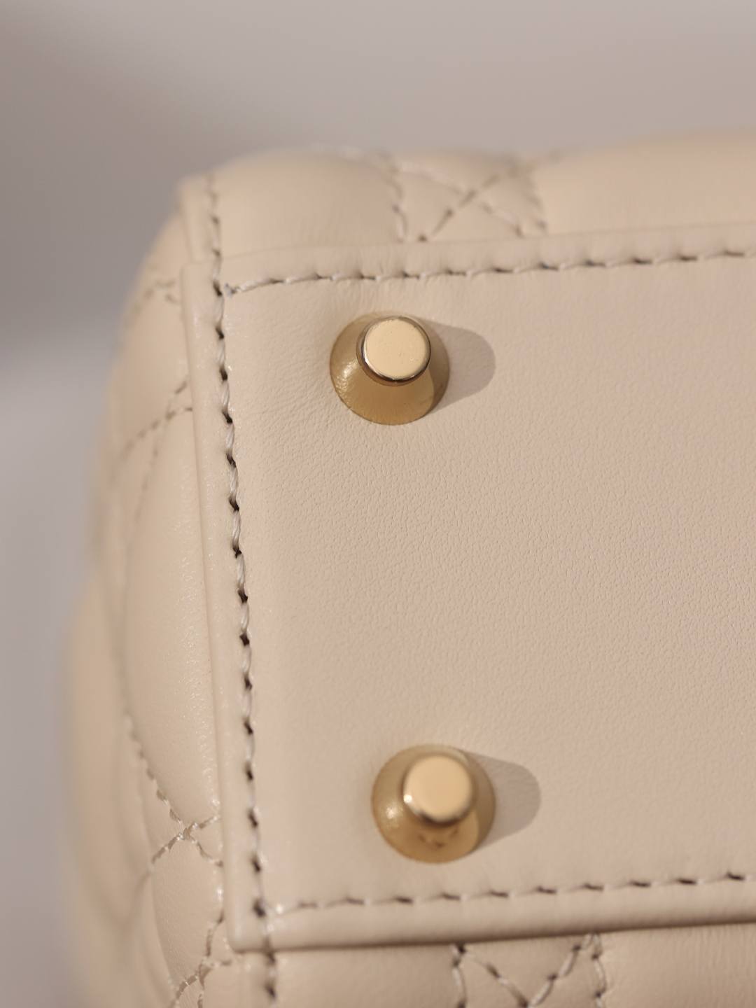 Shebag Super replica Lady Dior bag in beige review(Oct 2025 updated)-Umgangatho ogqwesileyo woMgangatho weFake weLouis Vuitton kwiVenkile ye-Intanethi, ibhegi yomyili weReplica ru