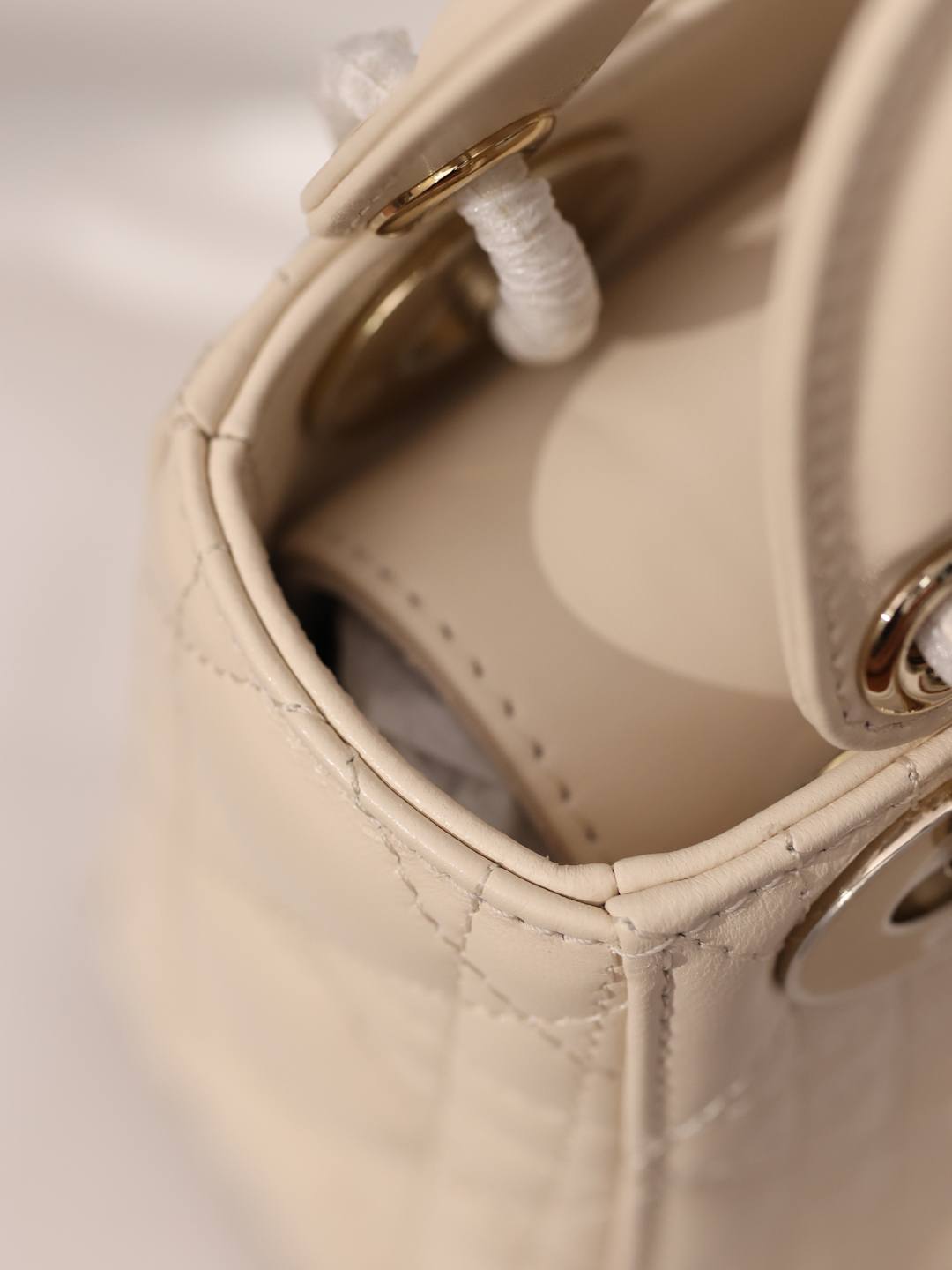 Shebag Super replica Lady Dior bag in beige review(Oct 2025 updated)-Umgangatho ogqwesileyo woMgangatho weFake weLouis Vuitton kwiVenkile ye-Intanethi, ibhegi yomyili weReplica ru