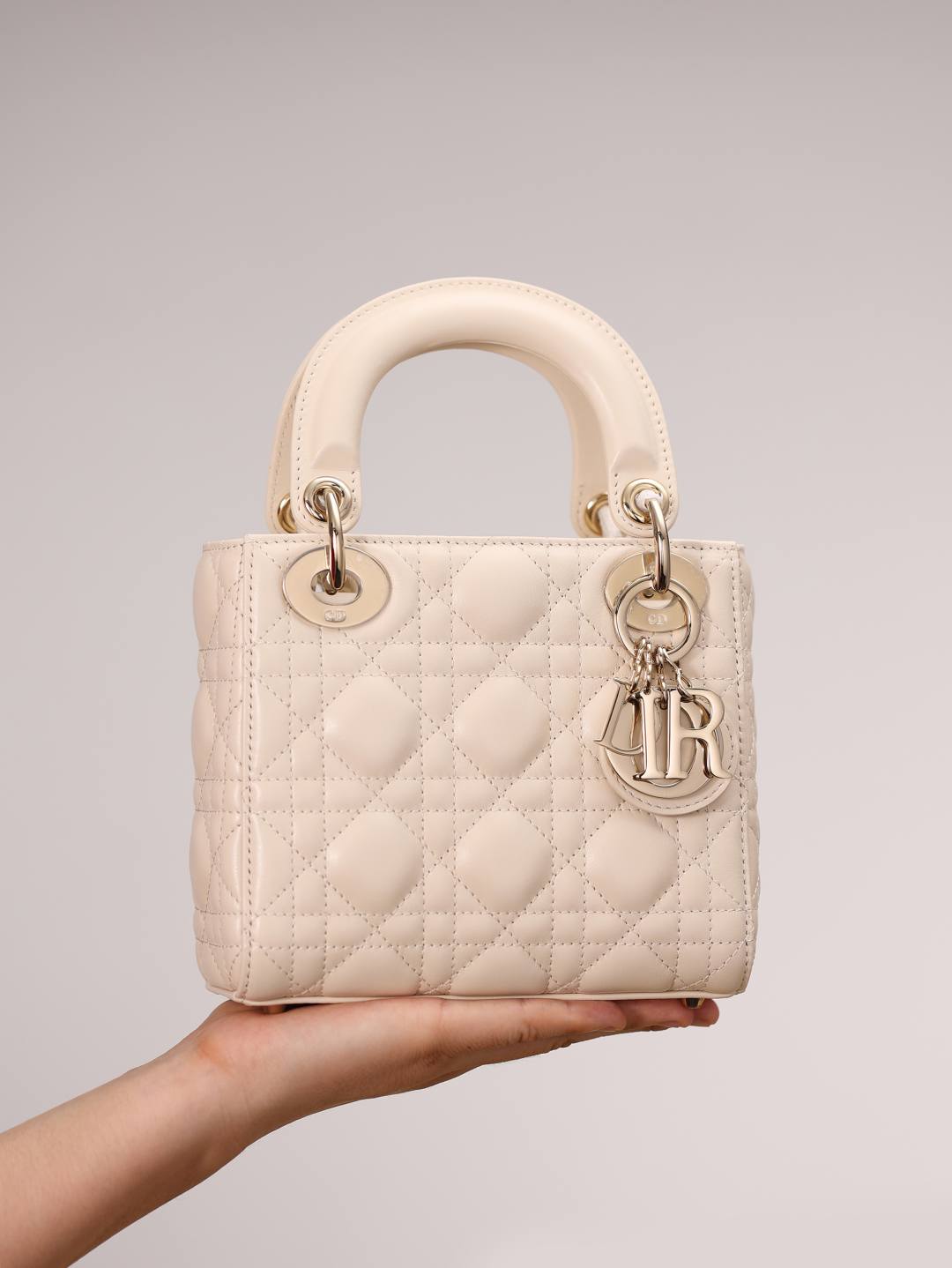 Shebag Super replica Lady Dior bag in beige review(Oct 2025 updated)-Umgangatho ogqwesileyo woMgangatho weFake weLouis Vuitton kwiVenkile ye-Intanethi, ibhegi yomyili weReplica ru