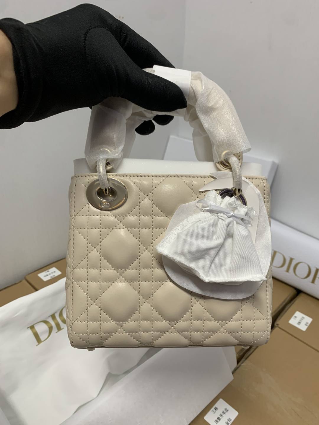 Shebag Super replica Lady Dior bag in beige review(Oct 2025 updated)-Umgangatho ogqwesileyo woMgangatho weFake weLouis Vuitton kwiVenkile ye-Intanethi, ibhegi yomyili weReplica ru