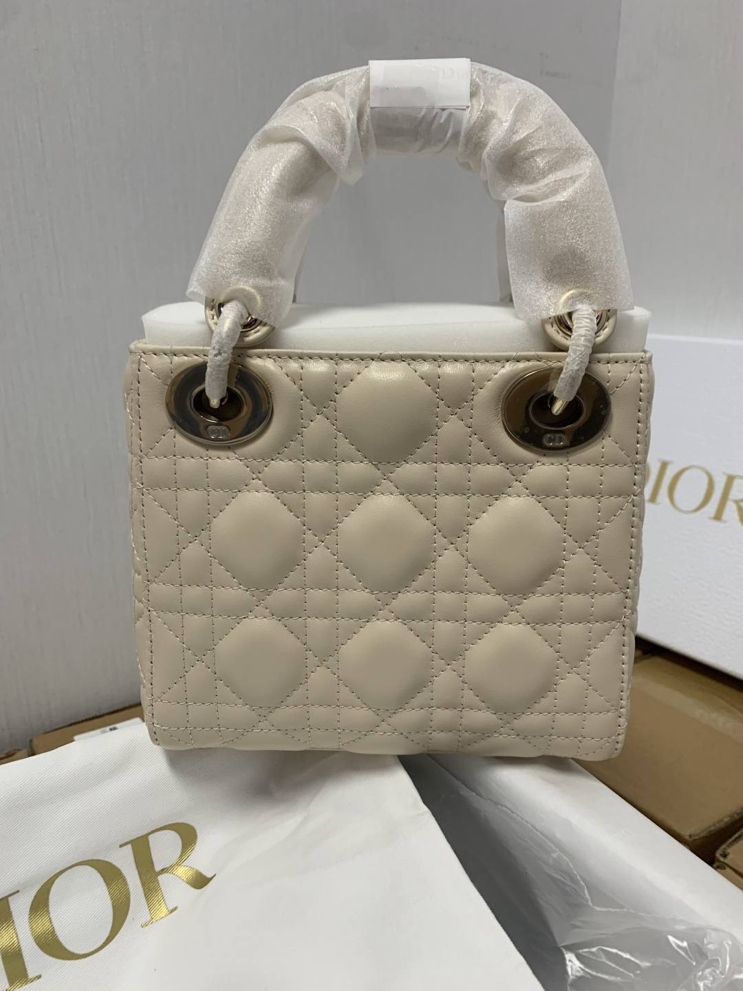 Shebag Super replica Lady Dior bag in beige review(Oct 2025 updated)-Umgangatho ogqwesileyo woMgangatho weFake weLouis Vuitton kwiVenkile ye-Intanethi, ibhegi yomyili weReplica ru
