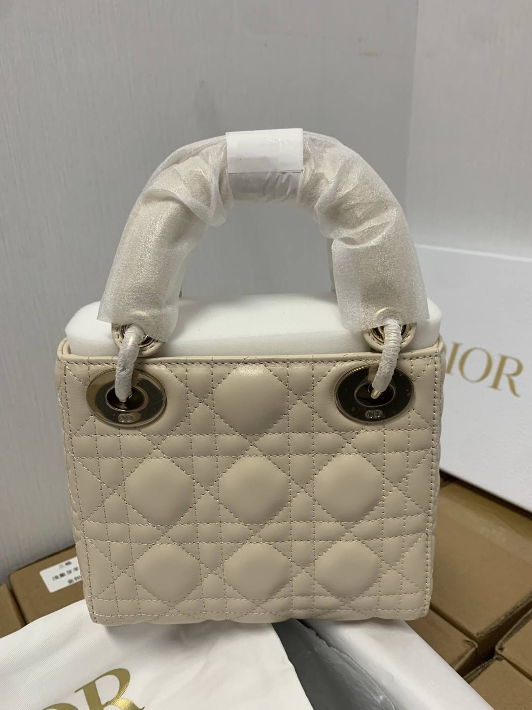 Shebag Super replica Lady Dior bag in beige review(Oct 2025 updated)-Umgangatho ogqwesileyo woMgangatho weFake weLouis Vuitton kwiVenkile ye-Intanethi, ibhegi yomyili weReplica ru