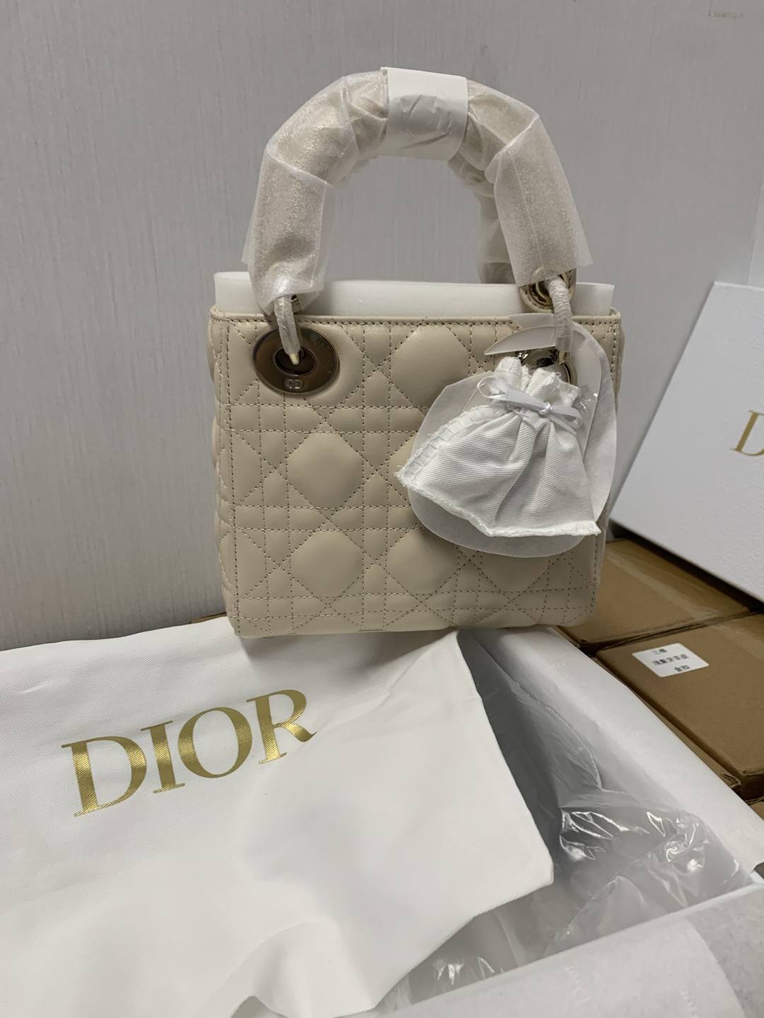 Shebag Super replica Lady Dior bag in beige review(Oct 2025 updated)-Umgangatho ogqwesileyo woMgangatho weFake weLouis Vuitton kwiVenkile ye-Intanethi, ibhegi yomyili weReplica ru