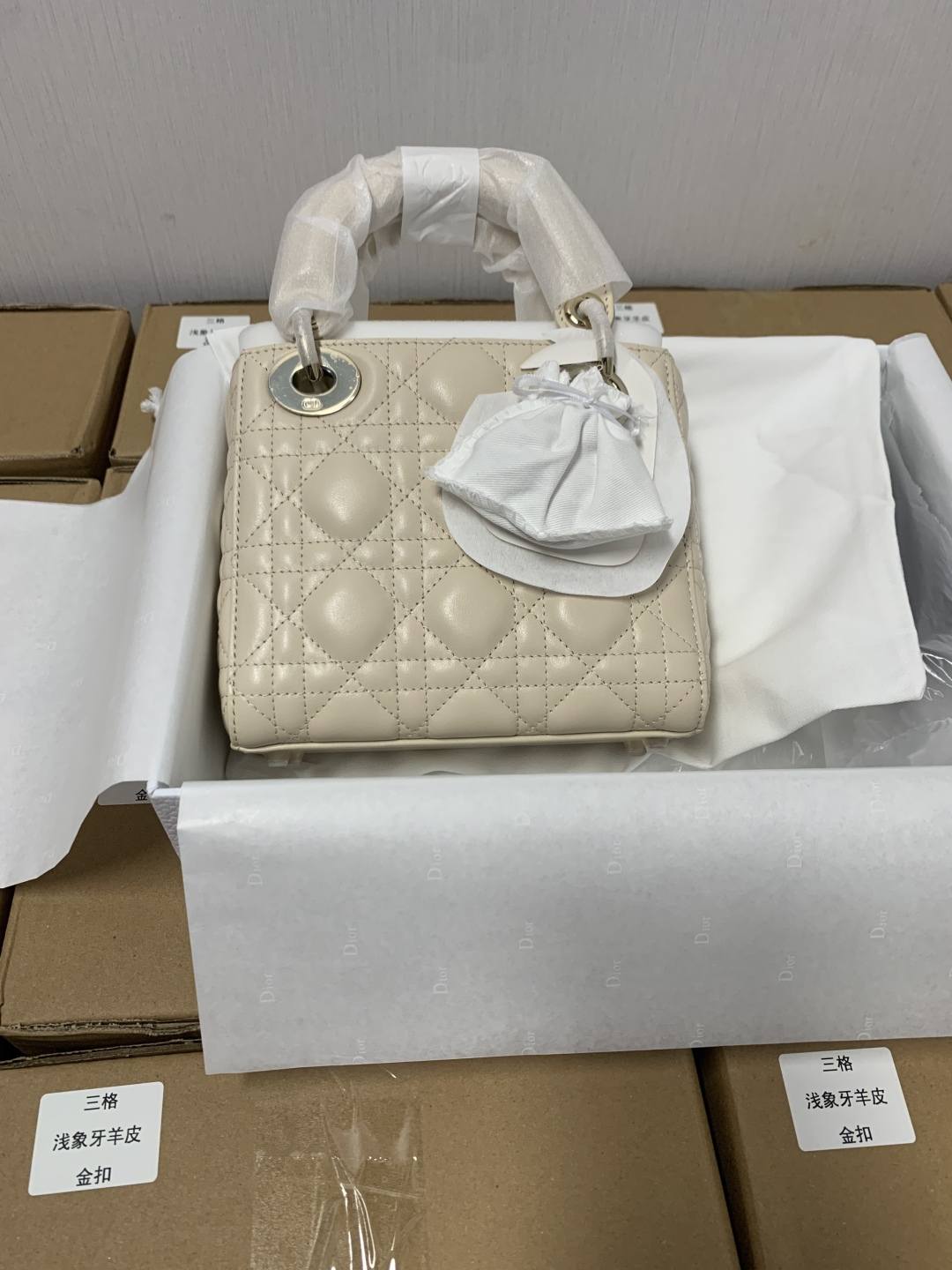 Shebag Super replica Lady Dior bag in beige review(Oct 2025 updated)-Umgangatho ogqwesileyo woMgangatho weFake weLouis Vuitton kwiVenkile ye-Intanethi, ibhegi yomyili weReplica ru