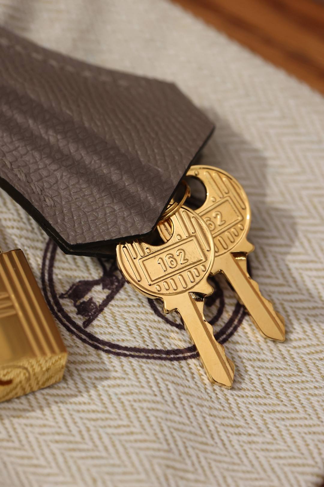 Shebag fully handmade Hermes Kelly 25 bag in grey Epsom(Nov 2025 updated)-Best Quality Fake Louis Vuitton Bag Online Store, Replica designer bag ru Shebag fully handmade Hermes Kelly 25 bag in grey Epsom(Nov 2025 updated)-Best Quality Fake Louis Vuitton Bag Online Store, Replica designer bag ru